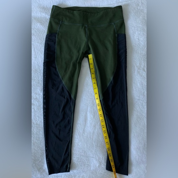 Fabletics Mesh Powerhold Capri Mid Rise Leggings With Pockets- Size Medium - Picture 3 of 5